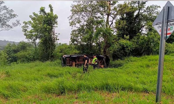 Conductor se salva de milagro tras sufrir aparatoso vuelco en Itapúa – Prensa 5