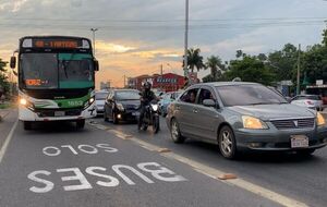 Multan a más de 250 conductores por no respetar carril único de buses en la Transchaco - .::Agencia IP::.