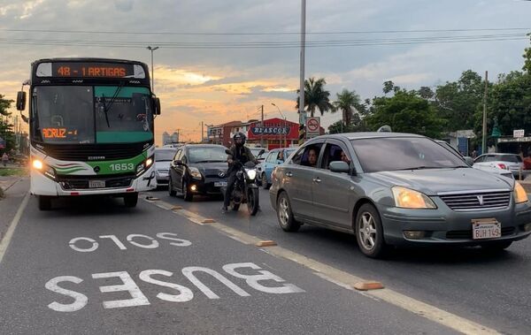 Multan a más de 250 conductores por no respetar carril único de buses en la Transchaco - .::Agencia IP::.