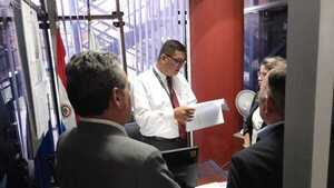 Presentan denuncia para investigar supuestos chats entre agente y abogado de Cartes | 1000 Noticias