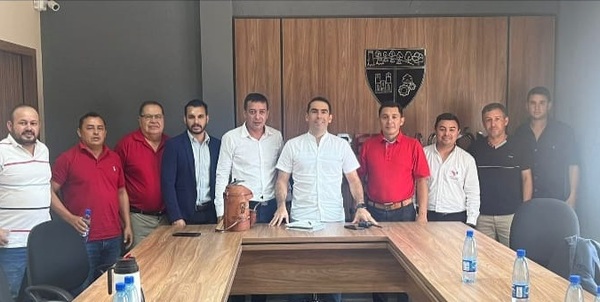 Por ineptitud policial, sanjosianos solicitaron al gobernador Marcelo Soto, que la oficial Carolina Cuellar sea titular la comisaría 10ma - Noticiero Paraguay