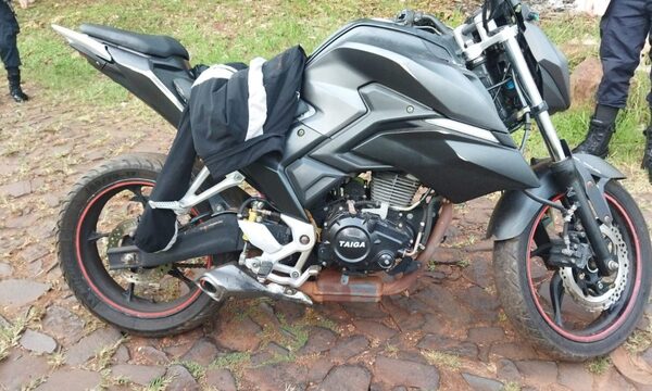 Allanan viviendas y recuperan motocicleta en Franco
