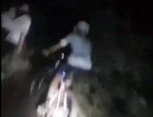 Ciclistas aseguran haber filmado a un fantasma en medio de una espesa noche