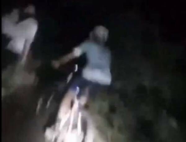 Ciclistas aseguran haber filmado a un fantasma en medio de una espesa noche