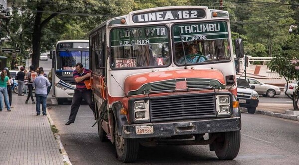 Senador impulsa medidas para modernizar flota de buses y sacar de circulación 'Buses chatarra' - trece