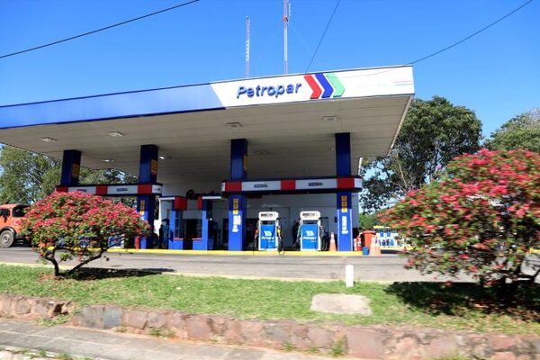 Peña adelantó que por los próximos meses no habrá aumento de precios en combustibles de Petropar y que el costo del pasaje no subirá - San Lorenzo Hoy