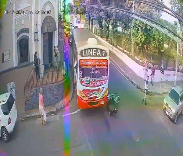 San Lorenzo: moto y conductor fueron arrastrados por bus de una línea interna - Nacionales - ABC Color