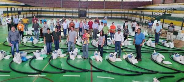 Entregan insumos agrícolas a productores de San Juan Bautista - Nacionales - ABC Color