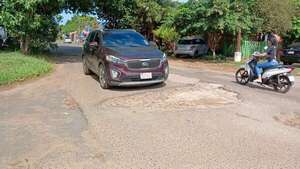 Enormes cráteres en las calles y avenidas de Coronel Oviedo - Nacionales - ABC Color
