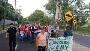 Yacyretá: prestadores de servicio tercerizado marcharon para reclamar pagos y trabajos - Nacionales - ABC Color