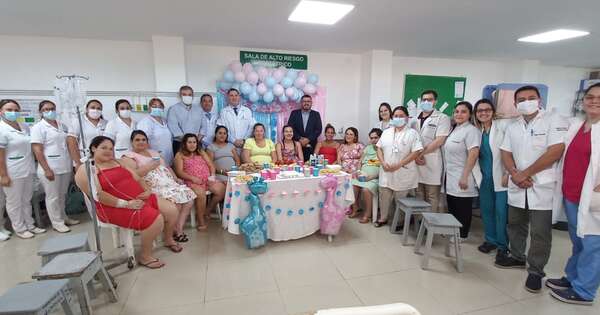 La Nación / Médicos y enfermeras del IPS agasajaron a embarazadas de alto riesgo con un baby shower
