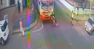 La Nación / Motociclista arrollado por bus sobrevivió, pero no realizó la denuncia