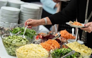 Intoxicación masiva en boda: imputan a encargados de servir “alimentos nocivos”