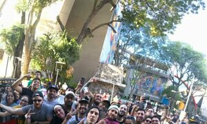 Travis Barker con sus fans paraguayos