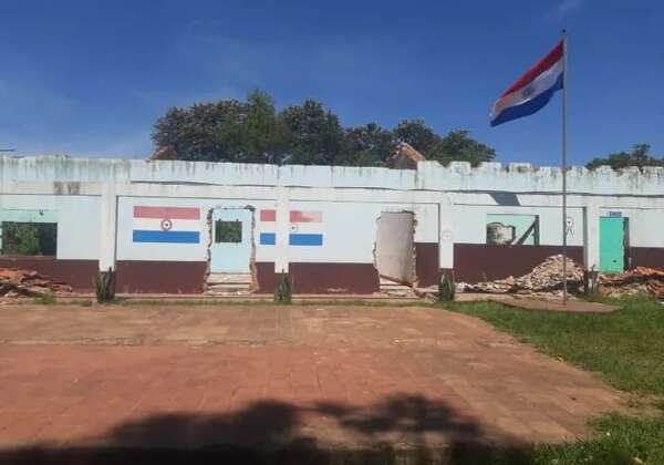 Madres denuncian obras inconclusas en escuela de San Pedro del Paraná - Política - ABC Color