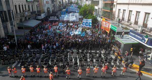La Nación / Milei cumple 100 días de gobierno entre críticas y protestas populares