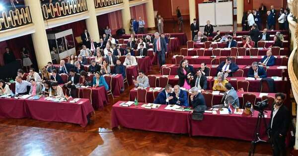 La Nación / Impiden ingreso de legisladores, y a los gritos e insultos en sesión