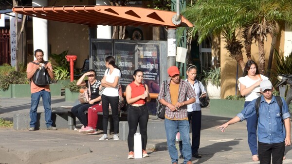 Calvario de pasajeros empeora y los transportistas buscan más subsidio