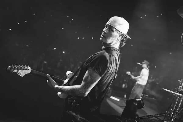 Asunciónico: Tom DeLonge de Blink-182, conmovido por la serenata de sus fans - Música - ABC Color
