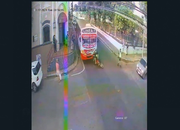 ¡Se salvó de milagro! Motociclista sale ileso tras ser arrasado por un ómnibus que se “habría quedado sin frenos” - Megacadena - Diario Digital
