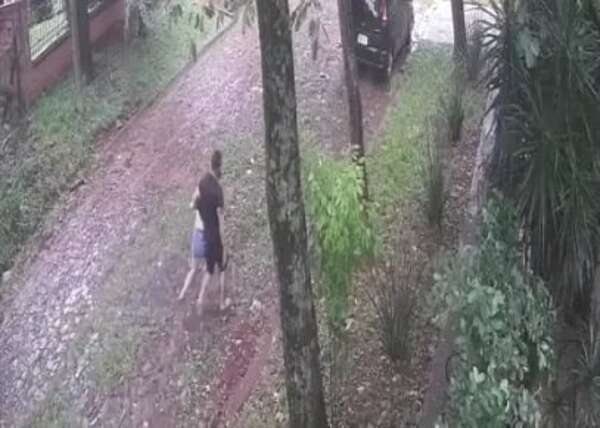 Detienen a presunto agresor de una mujer que fue captado en video en la vía pública de Encarnación - Policiales - ABC Color