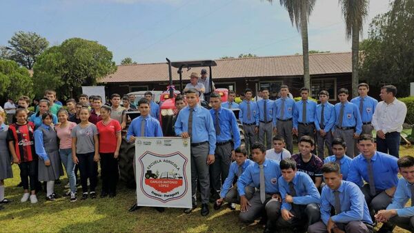 GOBIERNO DEPARTAMENTAL ENTREGA UN TRACTOR A ESCUELA DE ENSEÑANZA AGROPECUARIA FORESTAL DE CARLOS A. LÓPEZ. - Itapúa Noticias