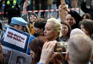 Yulia Navalnaya pide a sus partidarios rusos que "no cedan" ante Putin