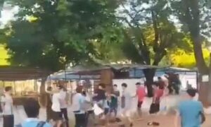(VIDEO)Alumnos armaron batalla campal en plena calle
