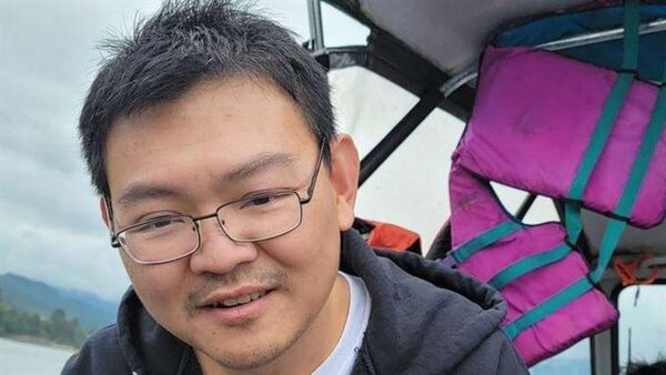 "La corriente succionó mis zapatos": el terror que sintió el pasajero sentado junto a la puerta del avión de Alaska Airlines