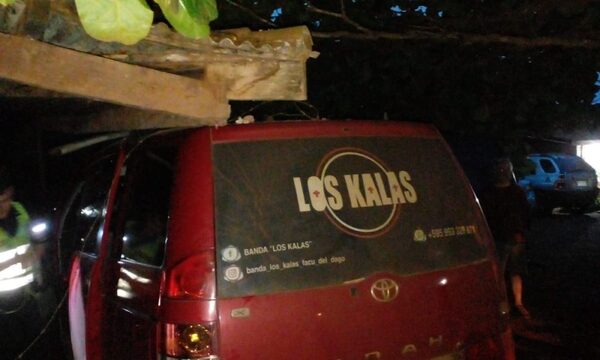 Borracho atropella vehículo estacionado y vivienda en Hernandarias