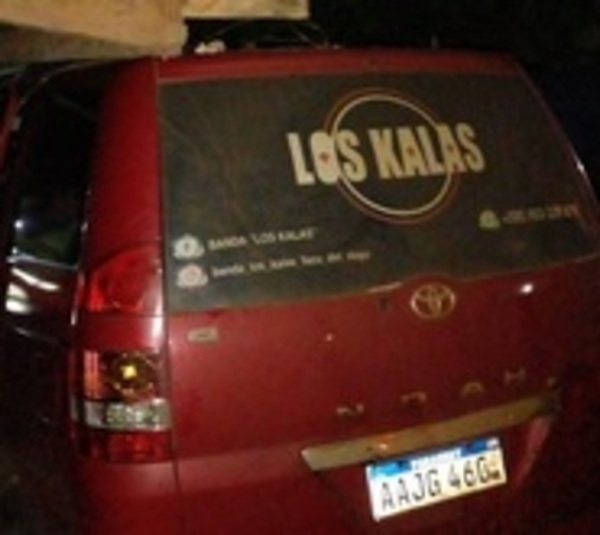 Borracho se llevó por delante un auto y la muralla de una casa - Paraguay.com
