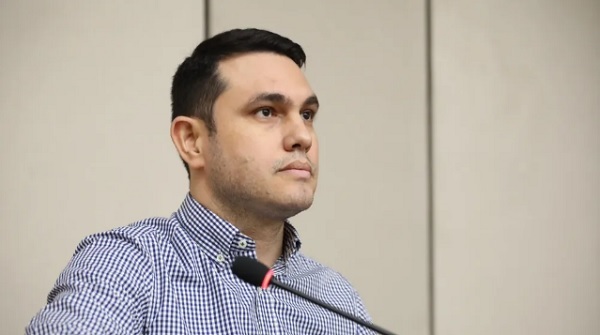 Fiscalía ratifica imputación al senador Hernán Rivas por presunto título falso