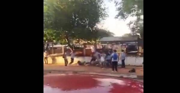 [VIDEO] Estudiantes se trenzaron a golpes en plena calle