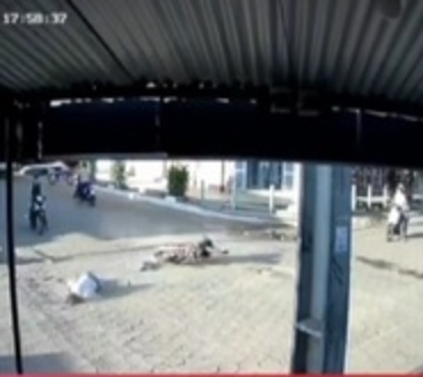 Impactante choque entre motociclistas - Paraguay.com