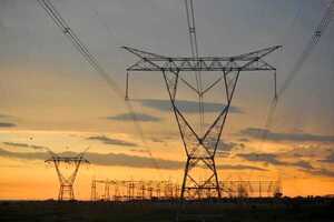 Paraguay prev茅 construir nueva l铆nea de transmisi贸n el茅ctrica para hacer frente a apagones - Revista PLUS