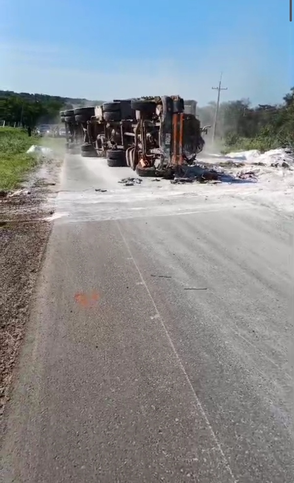 Vuelco de camión transportador de cal agrícola sobre la Ruta PY-D030