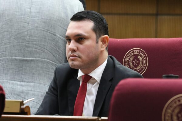 Convocan a Hernán Rivas para imposición de medidas por título falso - El Independiente