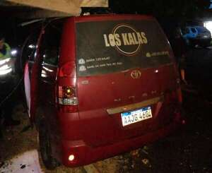 Ebrio al volante choca contra un vehículo y una vivienda - ABC en el Este - ABC Color