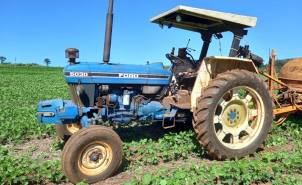 Hurtan tractor estacionado a orilla de un monte en Ñacunday