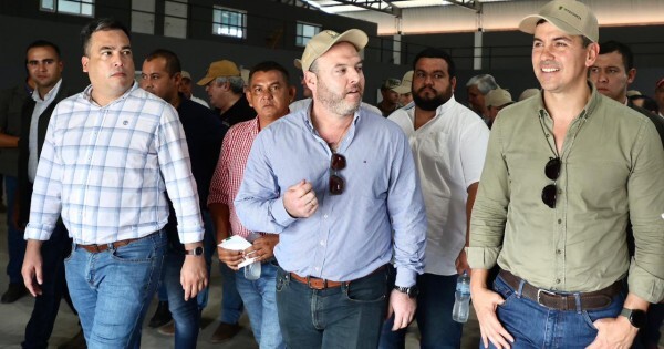 Peña suspende por cinco años la habilitación de más estaciones de servicio y hace un guiño a la Contraloría