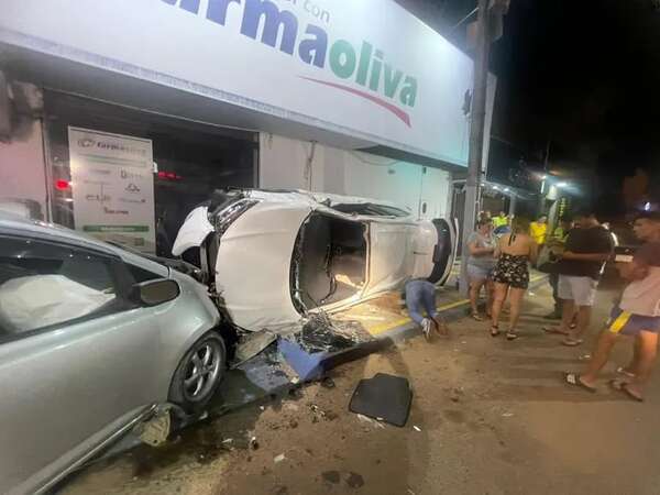 Aparatoso accidente automovilístico con vuelco de auto en Luque - Policiales - ABC Color