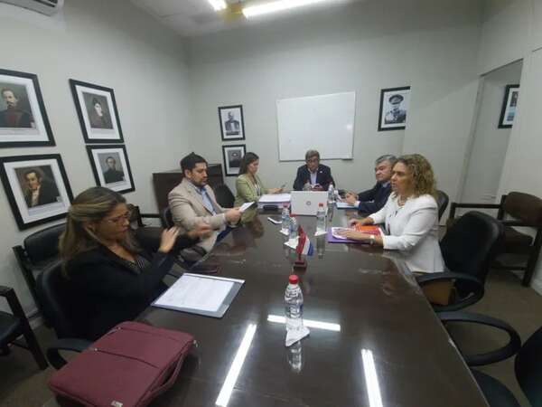 Califican de “tarifado” al fiscal que hizo imputación y dictaminan en mayoría contra desafuero de Espínola - Política - ABC Color