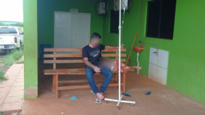 Itakyry: niño fue atendido sobre un banco, en el calor