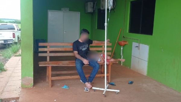 Itakyry: niño fue atendido sobre un banco, en el calor