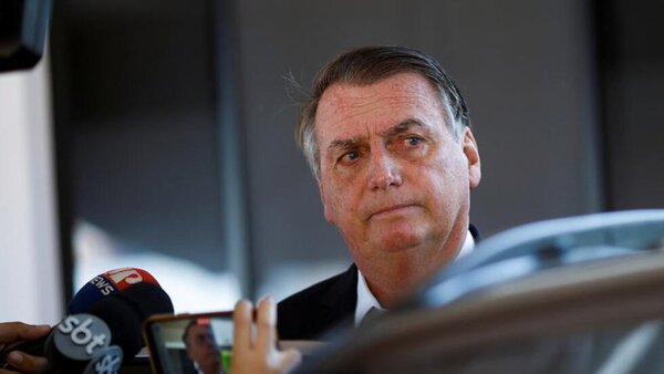 Jair Bolsonaro es acusado de fraude en su registro de vacunas Covid-19