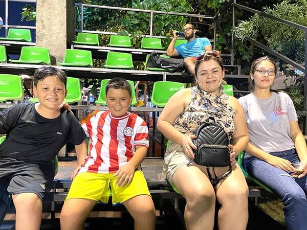 En el STEIBI también se vive el fútbol en las gradas | DIARIO PRIMERA PLANA