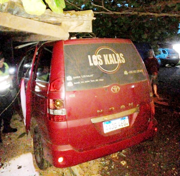 Músico borracho se lleva por delante vehículo estacionado y muralla ajena - La Clave