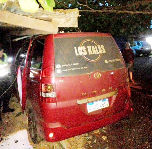 Músico borracho se lleva por delante vehículo estacionado y muralla ajena en Hernandarias