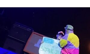 (VIDEO)Niño vibró en el escenario junto a Limp Bizkit en el Asunciónico