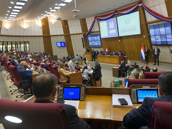Cámara de Diputados trata el proyecto Hambre Cero entre protestas de universitarios · Radio Monumental 1080 AM